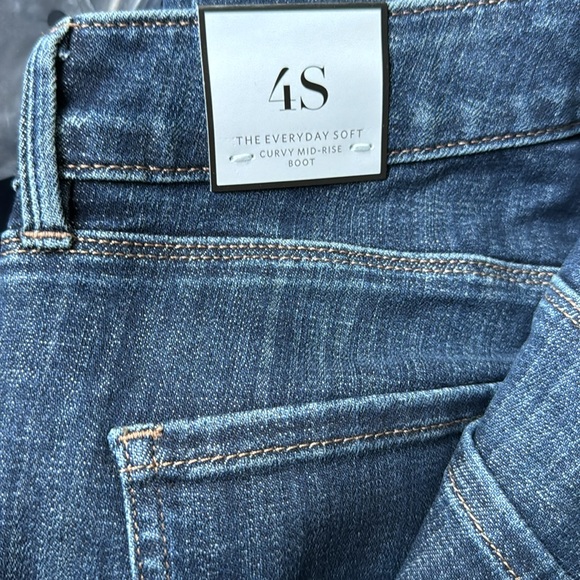 WHITE HOUSE BLACK MARKET JEANS…SIZE 4 CURVY SHORT NEW WITH TAG - Picture 4 of 16